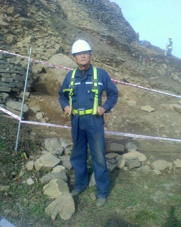 문화재 발굴작업에 참여하고 있는 노병삼 선생.