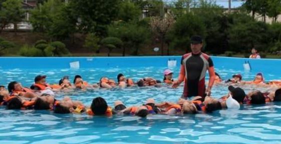 초등생 생존수영 수업 모습. 연합뉴스