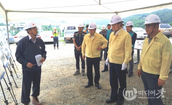 류순현 세종시 행정부시장이 14일 아름청소년수련관 건립공사 현장을 방문해 안전관리실태를 점검하고 있다. 세종시 제공