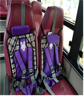 유아 안전 보호장구 착용된 버스 내부.