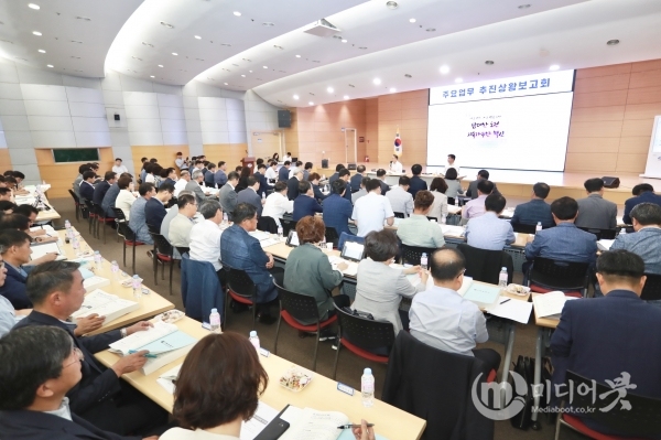 천안시는 18일 시청 대회의실에서 구본영 시장과 간부 공무원 120여명이  2019년 주요업무 추진상황 보고회를 개최했다. 천안시 제공