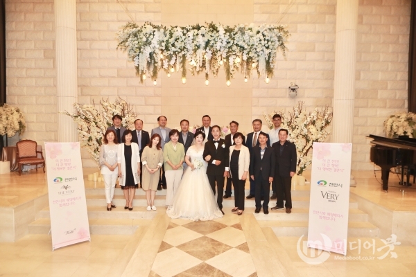 천안시와 지역웨딩업체인 웨딩베리가 무료예식 협약을 맺고 추진하는 ‘더 행복한 결혼식’ 제1호 가정이 탄생했다. 천안시 제공
