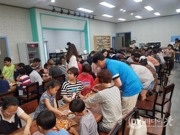 아산교육지원청이 주최한 '아산행복 Dream 인권향상 가족캠프'의 일환으로 진행된 피자만들기 프로그램 모습. 아산교육지원청 제공