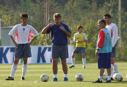2002년 월드컵 당시 호흡 맞춘 히딩크·박항서. 연합뉴스