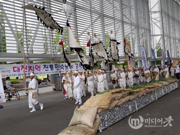 대전 중구 유천동 버드내보싸움놀이보존회가 13일 대전엑스포시민광장에서 열린 전통민속놀이 공연에 참가해 보싸움놀이 시연을 펼치고 있다. 대전 중구 제공