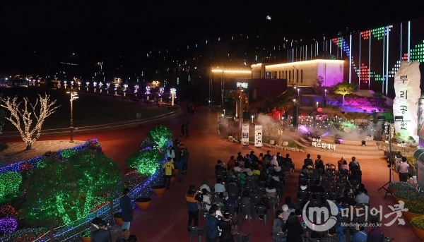 대전 중구가 3일 뿌리공원 분수대 앞 특설무대에서 버스킹공연을 펼친다. 대전 중구 제공