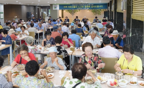 순천향대가 8일 교내 식당에서 지역 어르신 250여명을 초청해 오찬행사를 갖고 있다. 순천향대 제공