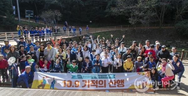 박정현 대덕구청장(가운데)은 9일 장동 삼림욕장에서 열린 공공어린이재활병원 건립을 위한 ‘기적의 산행’에 참석했다. 대덕구 제공