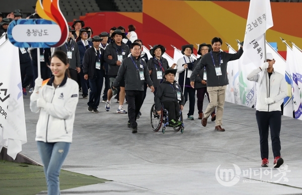 사진설명: 양승조 지사가 15일 잠실종합운동장에서 열린 제39회 전국장애인체육대회 개막식에서 충남 선수들이 입장하자 손을 흔들어 인사하고 있다. 감사합니다!