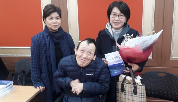 청주대학교 평생교육원수필교실은 중증장애인 김형주(62) 씨에게 특별문학상 ‘아름다운 글 꽃 피우기상’을 수여했다.