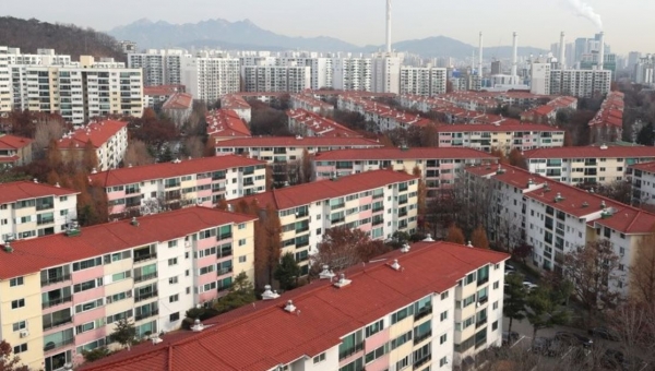 지난해 정부의 9·13 부동산 대책 이후 움츠러들었던 아파트 매매 가격이 하락세를 멈추면서 다시 불안 조짐을 보이고 있다. 연합뉴스