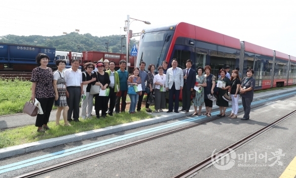 지난해 한범덕 청주시장과 상당구 주민 30여 명이 흥덕구 오송읍의 한국철도기술연구원을 방문해 무가선 트램 탑승 체험을 하고 있다. 청주시 제공