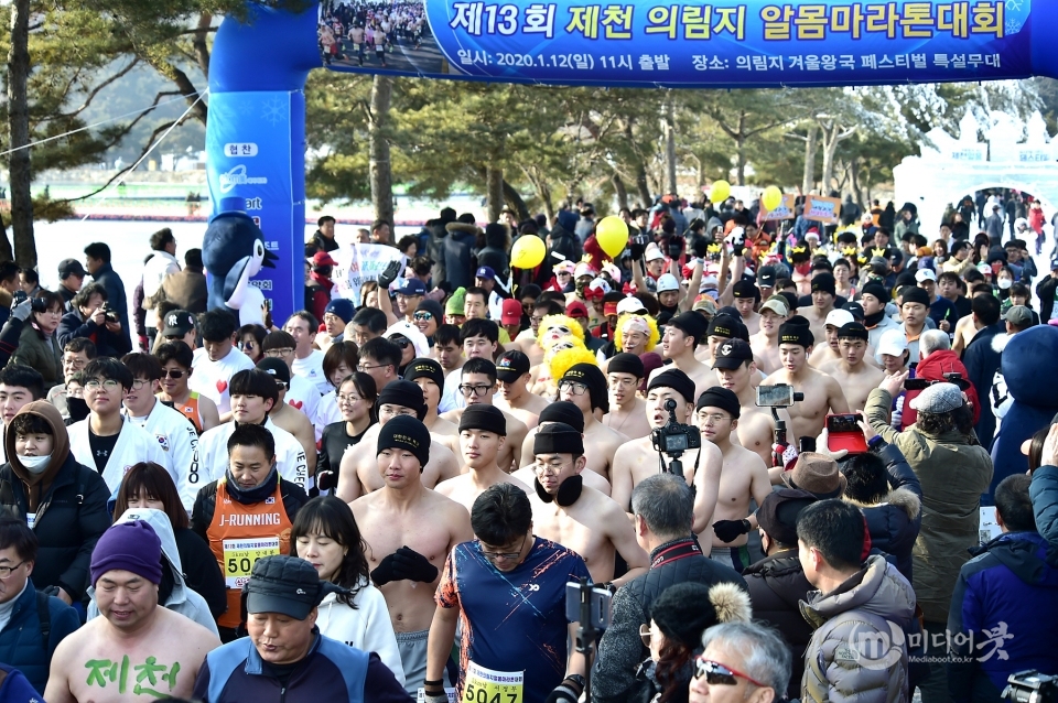 충북 제천에서 알몸마라톤대회가 1000여 건각들이 참가한 가운데 성황리에 개최됐다. 제천시 제공