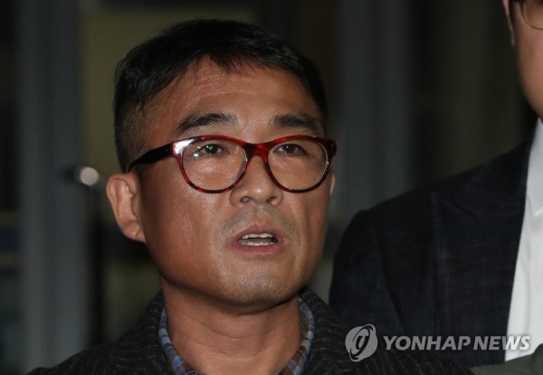 성폭행 의혹을 받는 가수 김건모가 15일 오후 피의자 신분으로 조사를 받은 뒤 서울 강남경찰서를 나서며 취재진의 질문에 답하고 있다. 연합뉴스