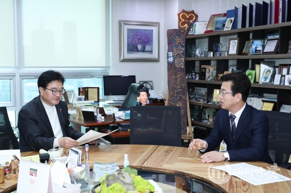 허태정 시장이 국회 산자위 우원식 의원과 균특법 논의를 하고 있다. 대전시 제공