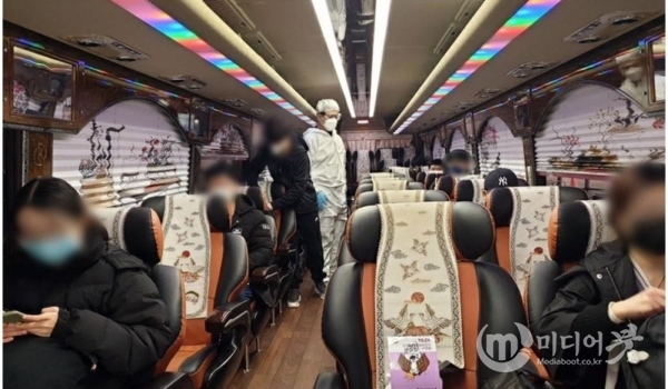 인천국제공항을 통해 입국한 중국인 유학생들이 셔틀버스에 올라타 있다. 충북대 제공