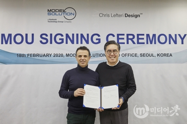 모델솔루션 우병일 대표이사(오른쪽)와 크리스 레프테리 디자인 대표 크리스 레프테리가 MOU 체결 사이닝 세리머니 행사에서 기념 촬영을 진행하고 있다. 한국타이어 제공