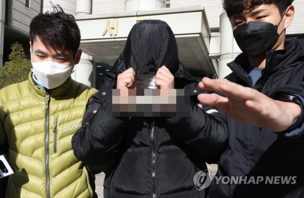 텔레그램 성착취물 유료채널 운영자 20대가 영상심사를 마치고 나오고 있다. 연합뉴스