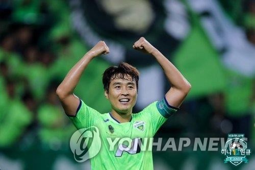 이동국(41·전북)이 올해도 K리그의 최고령 선수로 그라운드를 누빈다. 연합뉴스