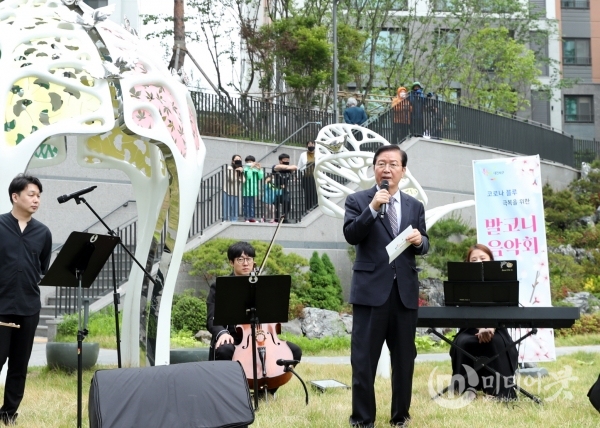 대전 서구가 진행한 발코니 음악회 모습. 대전 서구 제공