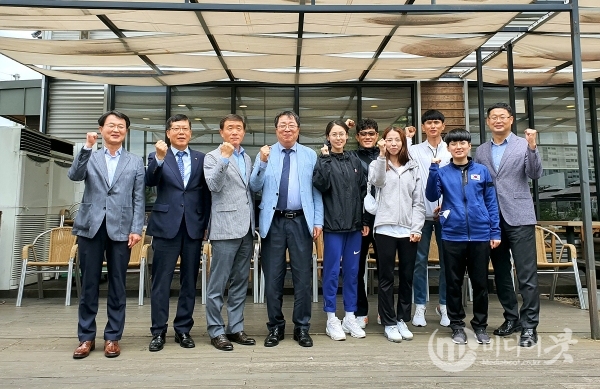 이상천 제천시장이 여자 국가대표 마라톤 선수들과 기념촬영을 하고 있다. 제천시 제공