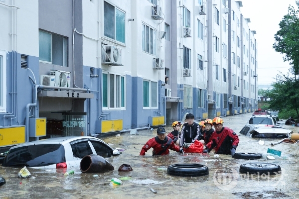 30일 오전 대전시 서구 정림동 한 아파트 주차장과 건물 일부가 잠겨 소방대원이 구조활동을 하고 있다. 대전시 제공