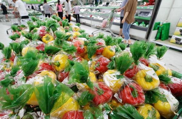 연일 계속되는 폭우로 채소 가격이 들썩이고 있다. 9일 한국농수산식품유통공사(aT)의 농산물유통정보에 따르면 지난 6일 청상추와 양배추, 배추 등 대표 엽채류(잎줄기채소) 도매가격은 1개월 전보다 60~107% 급등했다. 사진은 한 대형마트 채소 판매대의 모습. 연합뉴스