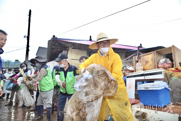 박상돈 천안시장이 목천읍 소사리 침수 피해 현장을 찾아 복구 지원 활동을 펼쳤다. 천안시 제공