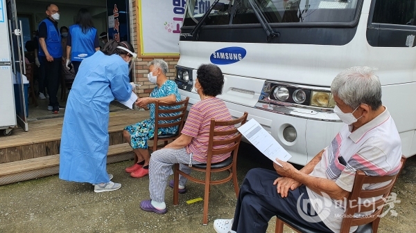 천안시가 삼성서울병원, 강북삼성병원, 삼성창원병원과 집중호우로 피해를 입은 목천읍 소사리 일원에서 의료지원서비스를 제공했다. 천안시 제공
