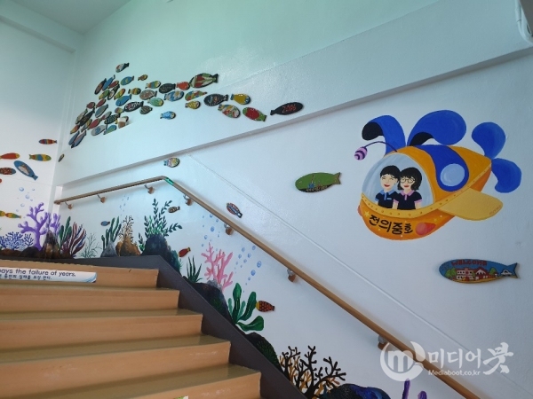 전의중학교의 도자기 벽화 그리기 교육활동 모습. 세종교육청 제공