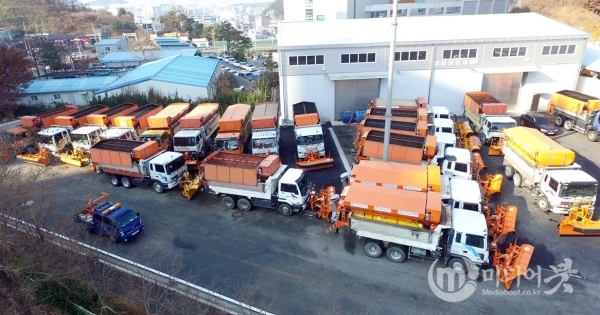 도로관리소 내 제설차량 출동대기 모습. 대전시 제공
