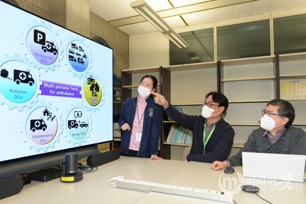 '디지털 트윈의 꿈'을 발간한 ETRI 연구원들이 디지털 트윈에 대해 협의하고 있는 모습. 왼쪽부터 이현정 책임연구원, 유상근 전문위원, 김용운 책임연구원. ETRI 제공