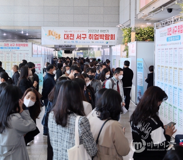 대전 서구청 로비에서 열린 취업박람회 장면. 대전 서구 제공