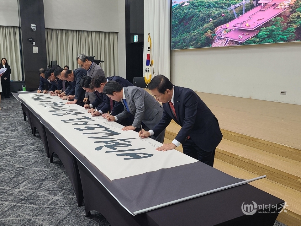 총궐기대회에 참석한 김문근 군수(맨 오른쪽). 단양군 제공
